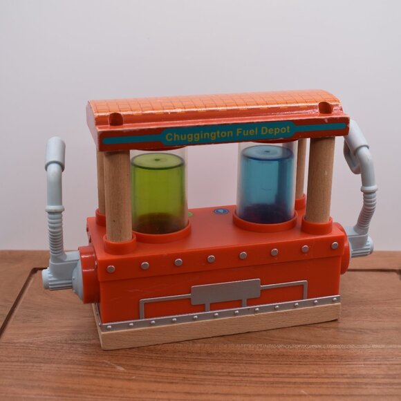 CHUGGINGTON Fuel Depot 2011 Wooden Railway Working Train Learning Curve - Picture 7 of 8